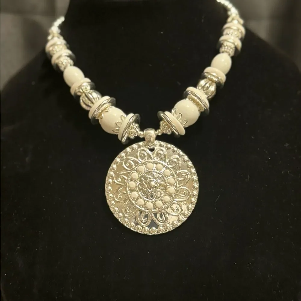 LIVE SHOW NECKLACE - Picture 10 of 14